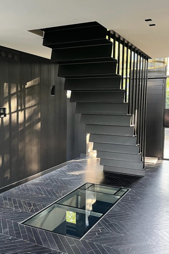Strakke elegantie: een zwarte stalen trap ontworpen door KS Designs, een perfecte combinatie van modern design en tijdloze schoonheid.